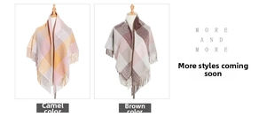 Détails d'écharpes à carreaux camel et marron avec de longues franges sur un mannequin