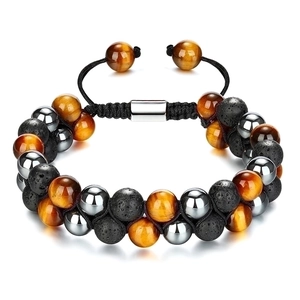 Detalle de la pulsera trenzada ajustable de doble capa con ojo de tigre y piedra lava