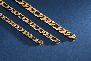 Vue macro de trois largeurs de chaînes Figaro bicolores avec des détails texturés