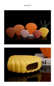 Nahaufnahme der muschelförmigen Keramikvase mit matter Textur und Wellendesign