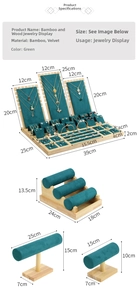 Présentoir bijoux en bambou et microfibre verte avec dimensions et supports en T