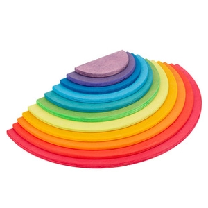 Vue détaillée du jeu d'empilage arc-en-ciel en bois avec grain de bois naturel visible