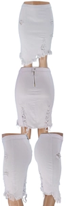 Detailansicht eines weißen Jeansrock mit unregelmäßigem Fransensaum und Destroyed-Look