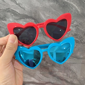 Lunettes de soleil pour enfants en forme de cœur rouge et bleu avec verres foncés