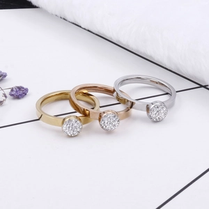 Drei minimalistische Titanstahlringe mit Strasssteinen in Gold, Silber und Roségoldfarben