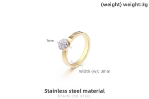 Détail d'une bague en acier doré avec zircons micro-pavage ronds de 7 mm