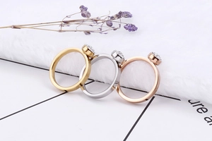 Vue détaillée de trois bagues minimalistes en or, argent et or rose avec pierres de zircon