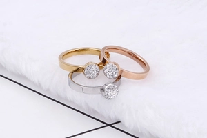 Gros plan de bagues empilables en or, argent et or rose serties de diamants pavés