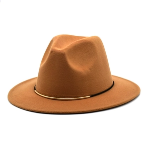 Chapeau fedora classique en laine camel avec ruban noir et détail en métal doré chic