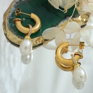 French style C-shaped gold hoop earrings with teardrop pearl and zircon accents