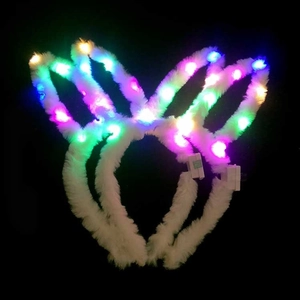 Nahaufnahme weißer Plüsch-Hasenohren-Haarreifen mit bunten LED-Leuchten für Partys