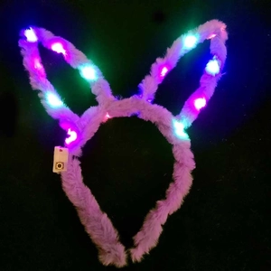 Detailansicht der lila Plüsch-Hasenohren mit leuchtenden bunten LED-Lichtern