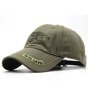 Détail de la casquette Navy Seal olive avec broderie trident noire et texte sur le bord