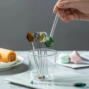 Cucchiai colorati in vetro resistente al calore per caffè e dolci in ambiente domestico