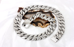 Dettaglio catena cubana argento da 24 mm su pietra d'agata decorativa e seta bianca