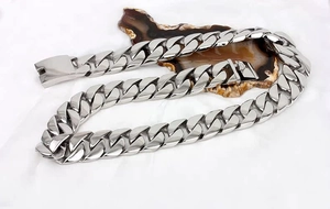 Catena cubana d'argento da 24mm con chiusura quadrata su una pietra di agata