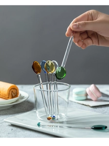 Dettaglio macro di cucchiai colorati in vetro termoresistente per il caffè