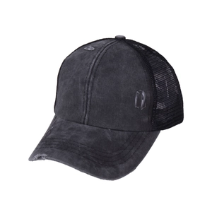 Dettaglio cappello baseball nero lavato con tesa consumata e rete traspirante posteriore