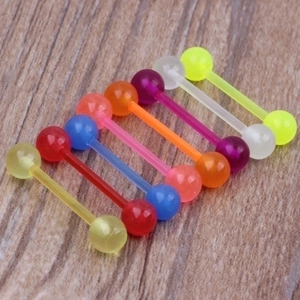 7-teiliges Set bunter, lichtdurchlässiger Zungenpiercings aus Acryl auf hellem Holz