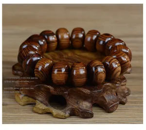 Macro de perles de prière en bois de rose poli avec veinage naturel de type peau de tigre