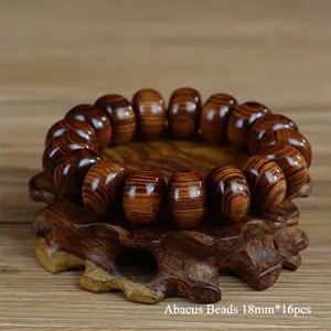 Gros plan de perles d'abaque en bois de rose 18mm avec grain naturel sur socle en bois