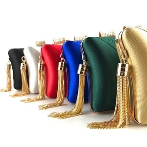 Elegante Satin Abendtasche Clutch mit goldener Quaste und funkelndem Verschluss für Damen.