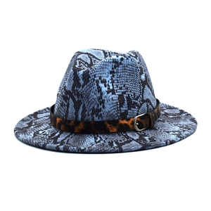 Détail d'un chapeau fedora bleu motif serpent avec ruban léopard et boucle