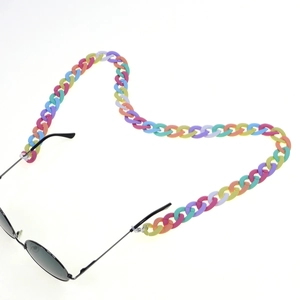 Bunte Makronen-Acryl-Brillenkette mit schwarzer Sonnenbrille auf weißem Grund