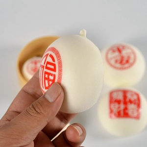 Jouet de décompression en PU en forme de brioche avec caractère de fortune et mini cuiseur