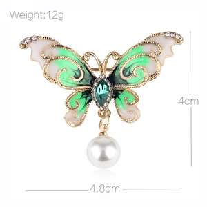 Broche papillon en émail vert avec pierre olive et perle pendante, 4,8cm de large