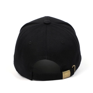 Détail d'une casquette de baseball ajustable en coton avec boucle en bronze vintage