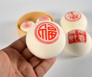 Gros plan du jouet anti-stress bun en mousse PU à mémoire de forme avec sceau rouge chance