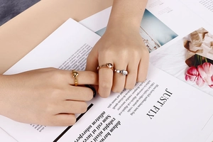 Gros plan de bagues coeur minimalistes avec micro diamants en or, argent et rose