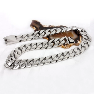 Collana a catena cubana pesante 24mm in acciaio inossidabile argento su tessuto bianco
