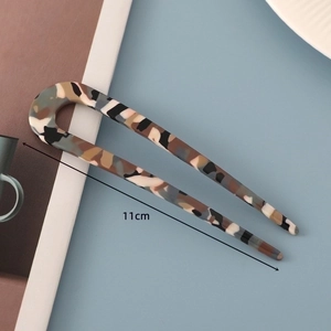 Detailed view of an 11cm U-shaped acetate hair pin with stylish tortoiseshell patterns