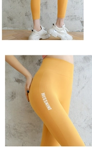 Détail du legging de yoga jaune à taille haute avec logo MISSNINE et tissu sculptant