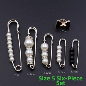 Détail d'un lot de 6 épingles de sûreté avec perles d'imitation et cristaux brillants