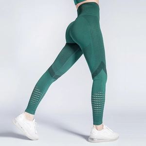 Détail du legging de yoga vert foncé avec découpes en mesh et couture effet push-up