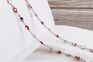 Vue détaillée de la chaîne en acier argenté avec perle Evil Eye rouge et cœur