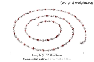 Détail de la chaîne de taille en acier de 110cm avec cœurs et perles œil de protection