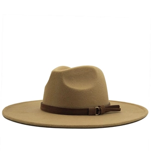 Klassischer wollener Fedora Hut in Camel mit breiter Krempe und Lederband mit Metallschnalle