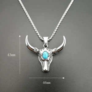 Vue détaillée du pendentif tête de taureau vintage avec pierre turquoise de 43x46 mm