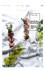 Détail de vases en verre soufflé à la main en marron et vert sur tissu blanc