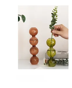 Détail de vases en verre à bulles ambre et vert pour une décoration intérieure minimaliste