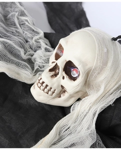 Gros plan d'un fantôme d'Halloween avec cheveux blancs et yeux rouges brillants