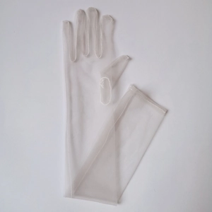 Detail von eleganten 70 cm weißen transparenten Tüllhandschuhen für Hochzeiten und Kleider