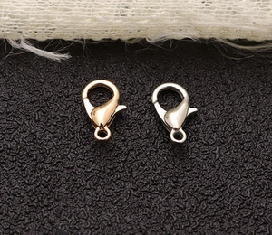 Primer plano de cierres de langosta en oro y plata para la creación de joyería DIY