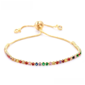 Detailopname van verstelbare regenboog zirkoon armband met vergulde afwerking en sluiting