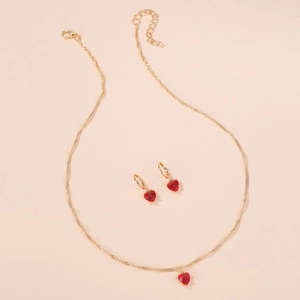 Parure élégante dorée avec collier et boucles d'oreilles aux breloques de cœur rouge