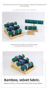 Vue détaillée du présentoir à bijoux en velours vert foncé et bambou pour montres et bracelets